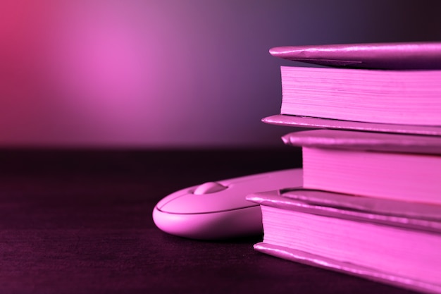 路边的野花不要采在什么场景 路边的野花不要采歌词